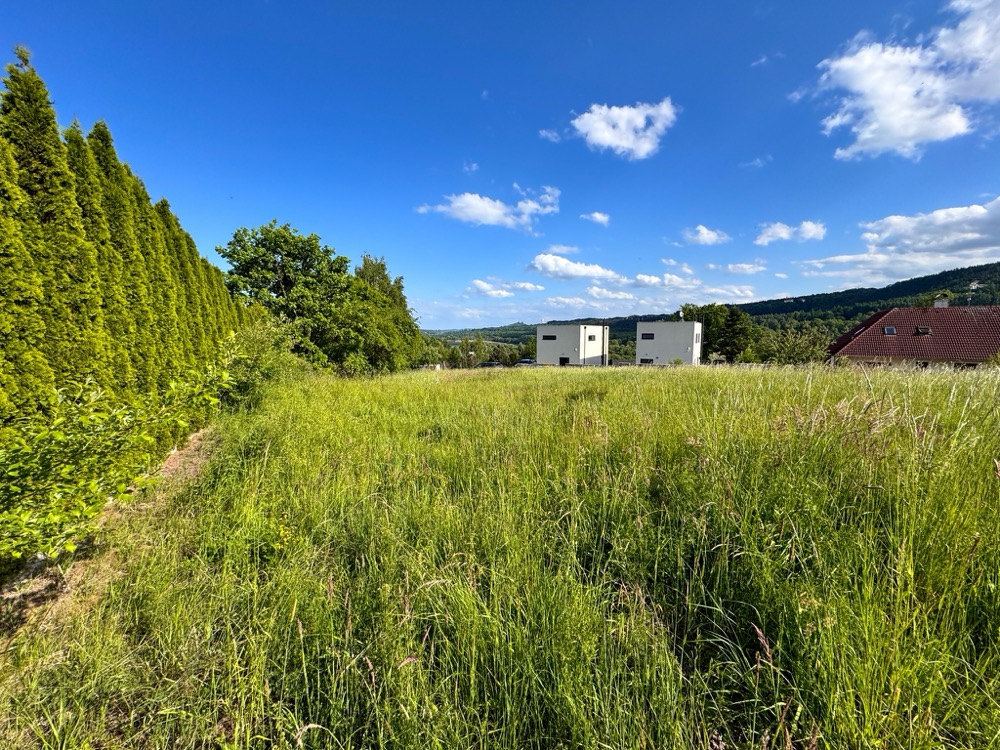 Krásný slunný stavební pozemek 1049 m² v žádané části Turnova