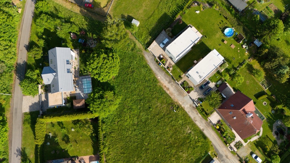 Krásný slunný stavební pozemek 1049 m² v žádané části Turnova