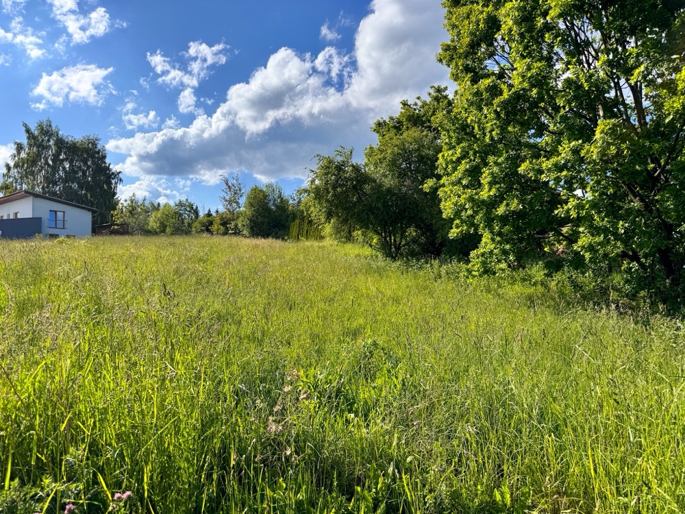 Krásný slunný stavební pozemek 1049 m² v žádané části Turnova